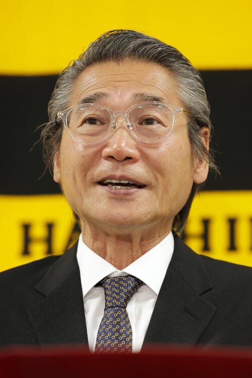 阪神佐藤輝明のポスティング移籍容認を発表する嶌村聡球団本部長(撮影･前田充)