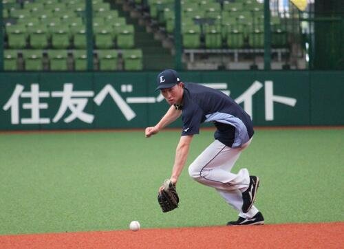 守備練習を行う西武斎藤大翔(撮影･金子真仁)