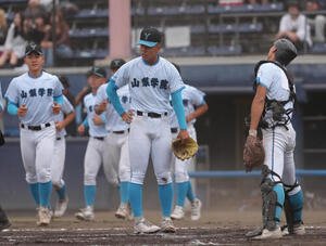 山梨学院対慶応　タイブレークの10回裏慶応1死、1死二塁、矢口翔大にサヨナラ適時打を浴びがっくりとする渡部瑛太(中央)(撮影･足立雅史)