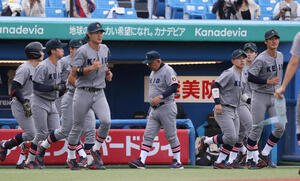 慶大対明大　敗れた慶大ナインは整列に向かう。中央は慶大･堀井哲也監督(撮影･柴田隆二)