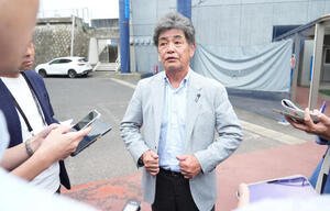 秋季練習の行われるナゴヤ球場に訪れ取材に応じる中日工藤公康監督(撮影･森本幸一)