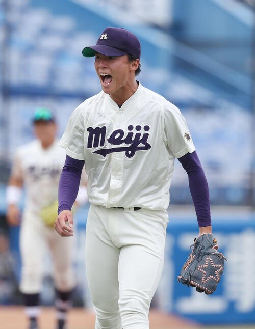 慶大対明大　6回、3者連続三振に仕留めガッツポーズする明大･浦久響(撮影･柴田隆二)