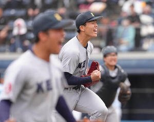 山梨学院対慶応　タイブレークの10回表山梨学院1死満塁、代打藤田壮弥を三併殺打に仕留め笑顔を見せる湯本琢心(中央)(撮影･足立雅史)