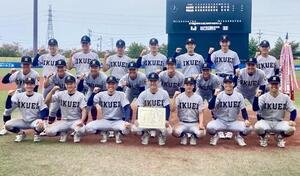 仙台育英対青森山田　優勝し笑顔で記念写真に納まる仙台育英ナイン(撮影･高橋香奈)
