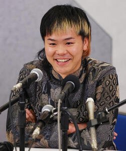 緊急非公式会見を行う那須川天心(撮影･野上伸悟)