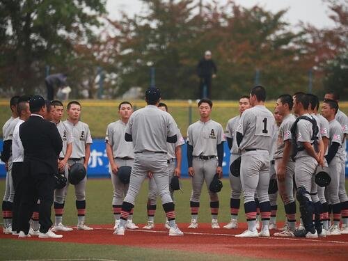 仙台育英対青森山田　敗戦後、中條純監督の言葉に耳をかたむける青森山田ナイン(撮影･高橋香奈)