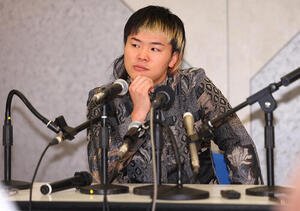緊急非公式会見を行う那須川天心(撮影･野上伸悟)