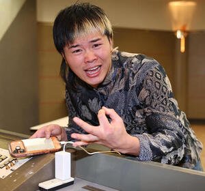 緊急非公式会見を行った那須川天心は、炎上騒動の余波でスマホの充電が追いつかず、｢電気代、返せ！｣と訴える(撮影･野上伸悟)