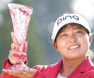 優勝トロフィーを掲げる鈴木愛(2026年10月18日撮影)