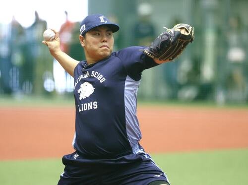 秋季練習でキャッチボールする西武平良海馬(撮影･黒川智章)