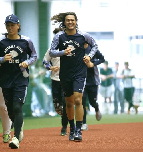 秋季練習で笑顔でランニングする西武高橋光成(撮影･黒川智章)
