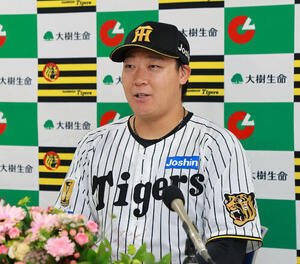 9月度｢大樹生命月間MVP賞｣を受賞し喜びを語る阪神大山悠輔(撮影･上山淳一)