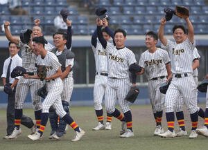 帝京三対水城　完投勝利でベスト4進出を決め、スタンドに笑顔で応える帝京三･本間湧大(右から3人目)ら(撮影･足立雅史)