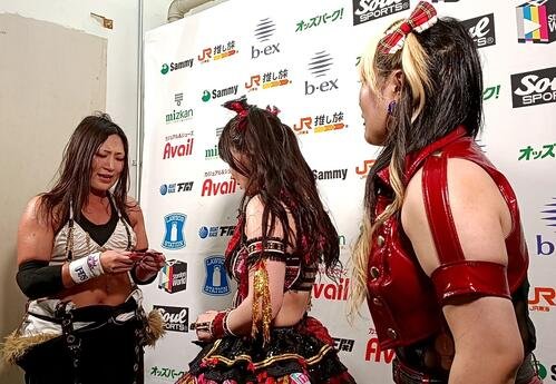 山下りな(左)は伊藤麻希にリボンを返却して去っていった(右は青木いつ希)