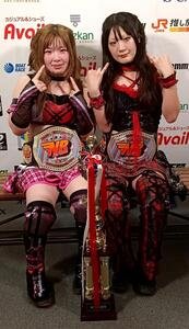 NEW BLOODタッグ王座を獲得しために☆まにの梨杏(左)と古沢稀杏