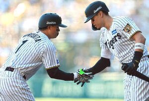 佐藤輝明(右)とタッチをかわす森下翔太(2026年撮影)