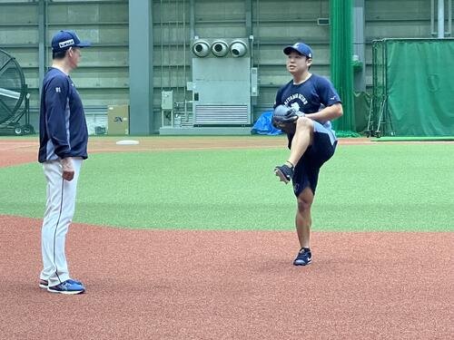 豊田投手コーチ(左)と新フォームのチェックをする西武山田(撮影･金子真仁)