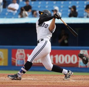 中大対亜大　2回表中大2死満塁、高橋徹平は満塁本塁打を放つ(撮影･柴田隆二)