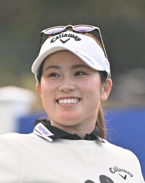 TOTOジャパンクラシック情報　プロアマ　10番ホール、ギャラリーに手を放つ西村優菜(撮影･石井愛子)＝2024年10月30日、瀬田GC