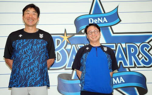 練習終了後、ドラフトについて取材に応じたDeNA木村洋太球団社長(右)と相川亮二監督(撮影･たえ見朱実)