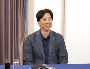 ドラフト前日スカウト会議を前に笑顔を見せる阪神藤川球児監督(撮影･足立雅史)