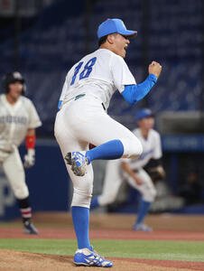 青学大対国学院大　タイブレーク12回裏国学院大2死一、二塁、竹野聖智を三振に仕留めガッツポーズする青学大･鈴木泰成(撮影･柴田隆二)
