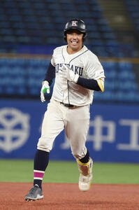 青学大対国学院大　8回裏国学院大無死、赤堀颯は本塁打を放ち生還する(撮影･柴田隆二)