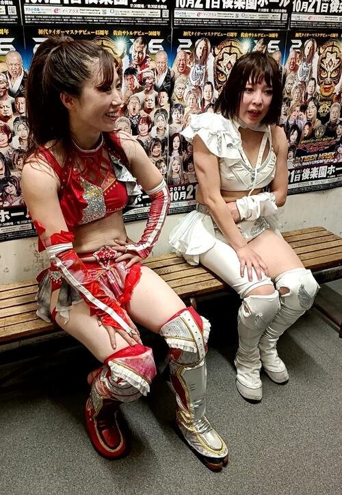 藤本つかさ(左)と優華