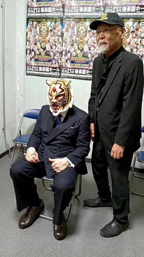 来場していたマリーゴールドのロッシー小川代表(右)と写真に納まる佐山聡氏