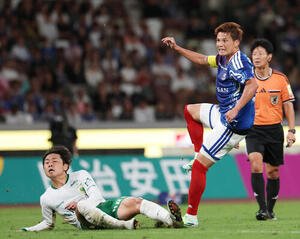 横浜対東京V　前半、左足を振り抜き先制ゴールを決める横浜宮市亮(撮影･宮地輝)