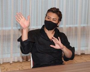 ドラフト会議前日のスカウト会議後、報道陣と話す日本ハム新庄剛志監督(撮影･黒川智章)