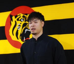 代表質問に応じる佐藤輝明(撮影･上山淳一)