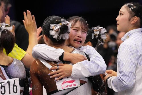 銅メダルを決め、泣きながら抱き合う杉原愛子(AP)