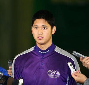 日本ハムから1位単独指名を受け、報道陣の前で心境を語る花巻東･大谷翔平＝2012年10月