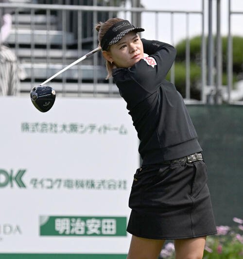 10番、ティーショットを放つ森井あやめ(撮影･石井愛子)