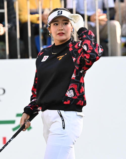 10番、ティーショットを放ち打球を見つめる桑木志帆(撮影･石井愛子)