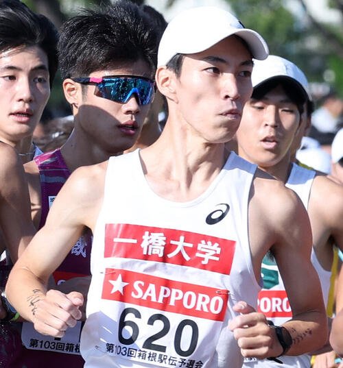 箱根駅伝予選会　力走する一橋大･有川紘樹(中央)＝2026年10月17日