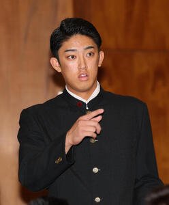 ドラフト会議を見守るため会見場に現れた横浜･織田翔希(撮影･水谷安孝)