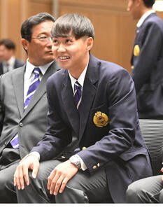 指名を待つ関大･米沢友翔(撮影･和賀正仁)
