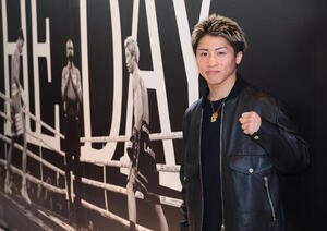 ｢井上尚弥THE DAY展｣を内覧する4団体統一スーパーバンタム級王者井上尚弥(撮影･中島郁夫)