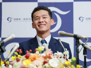 ロッテ2位で指名され会見する高岡第一･前田侑大(撮影･上山淳一)