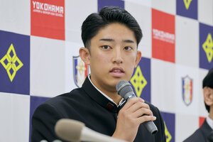 会見で米球界挑戦を表明した横浜高の織田翔希投手=2026年10月15日
