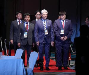 入場する楽天吉井理人監督(右から2人目)、石井一久GM(右端)ら(撮影･足立雅史)