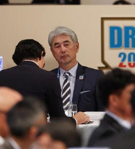 ドラフト会議に臨む楽天吉井理人監督(撮影･増田悦実)