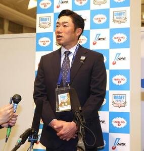 星野瀬那を1位指名し会見するDeNA相川亮二監督(撮影･黒川智章)