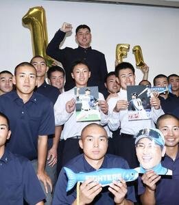 チームメートから騎馬で祝福を受けながら写真に納まる日本ハムから1位指名を受けた山梨学院･菰田陽生(上)(撮影･河田真司)
