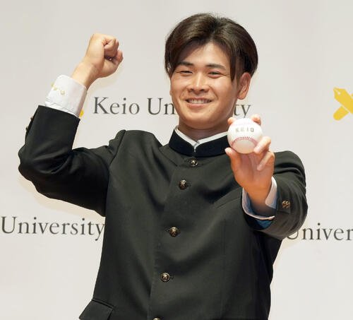ソフトバンクから3位の指名を受け笑顔を見せる慶大･渡辺和大(撮影･たえ見朱実)