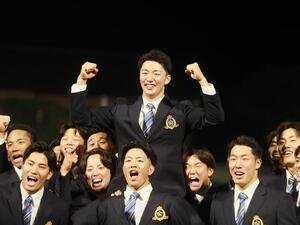 チームメートから祝福を受ける富士大･角田楓斗投手(撮影･高橋香奈)