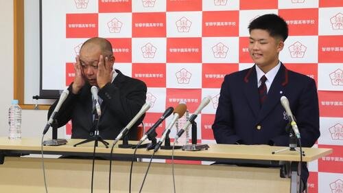 ドラフト会議に向けて会見場に入った、智弁学園の小坂監督(左)と杉本。照れ笑いの杉本に対し、ポーカーフェースの指揮官が緊張感を隠せず(撮影･中島麗)