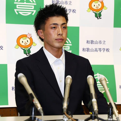 ドラフト会議を前に会見場へ入り着席する市和歌山･丹羽涼介(撮影･加藤哉)
